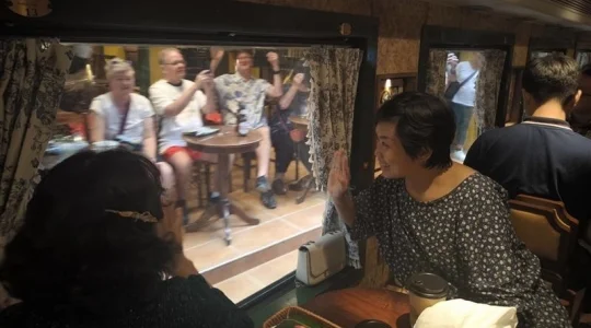 ハノイ2階建て観光列車